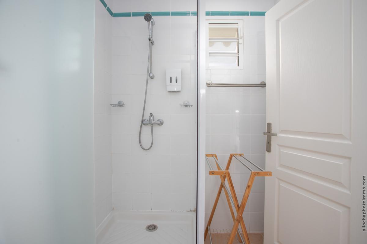 19 Location-villa-Martinique_ chambre 2 salle d'eau